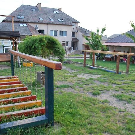 Guest House Uzhgorod Exterior photo